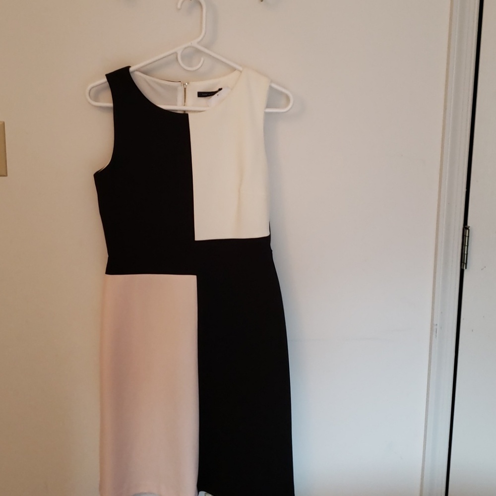 Classic sleeveless dress. Block colors, black,crem